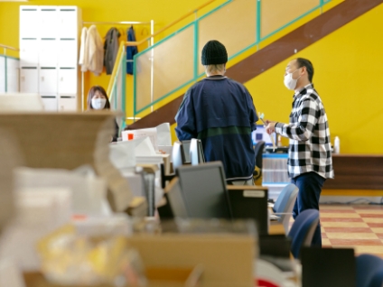 careers.work_scenery.shipping_alt_3